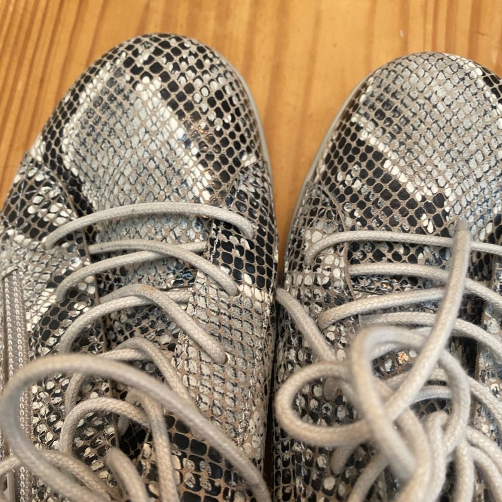 Snakeskin Pattern Lace-Up Shoes
